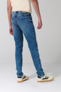Jean skinny azul claro tiro bajo con ligeros desgastes