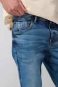 Jean skinny azul claro tiro bajo con ligeros desgastes