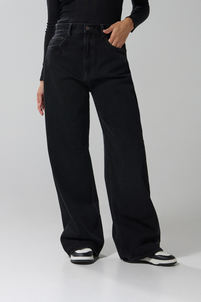 Jean baggy tiro medio gris intenso con silueta amplia