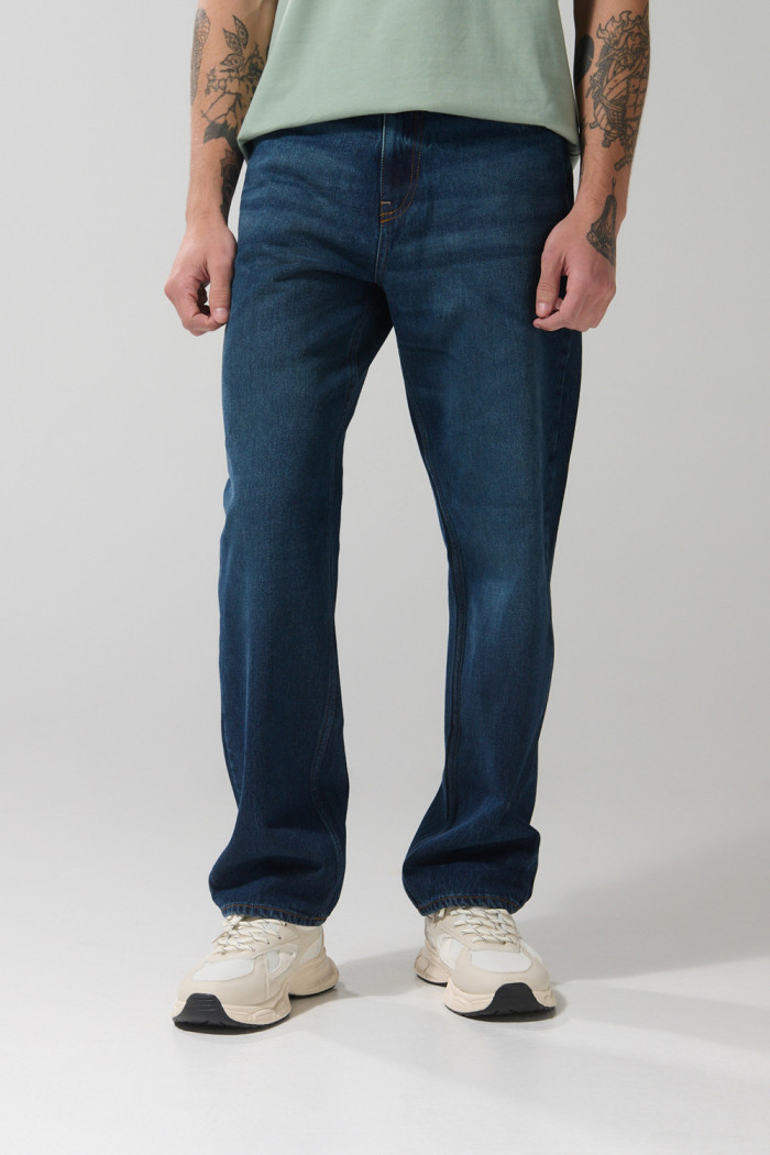 Jean azul oscuro baggy con bota ancha y tiro medio