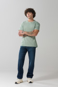 Jean azul oscuro baggy con bota ancha y tiro medio