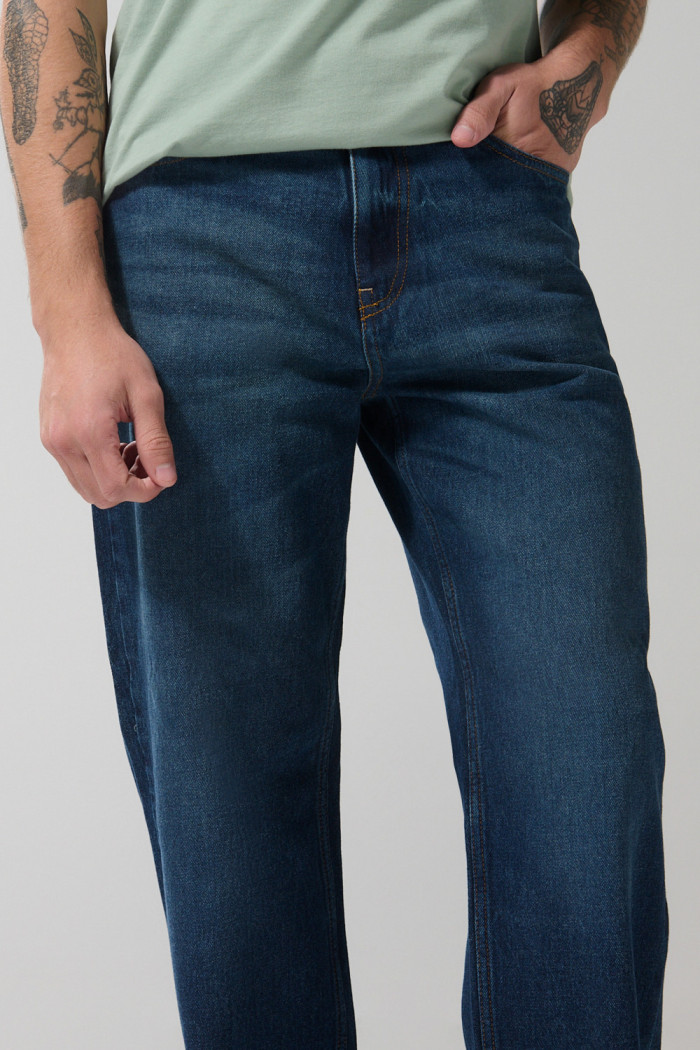 Jean azul oscuro baggy con bota ancha y tiro medio