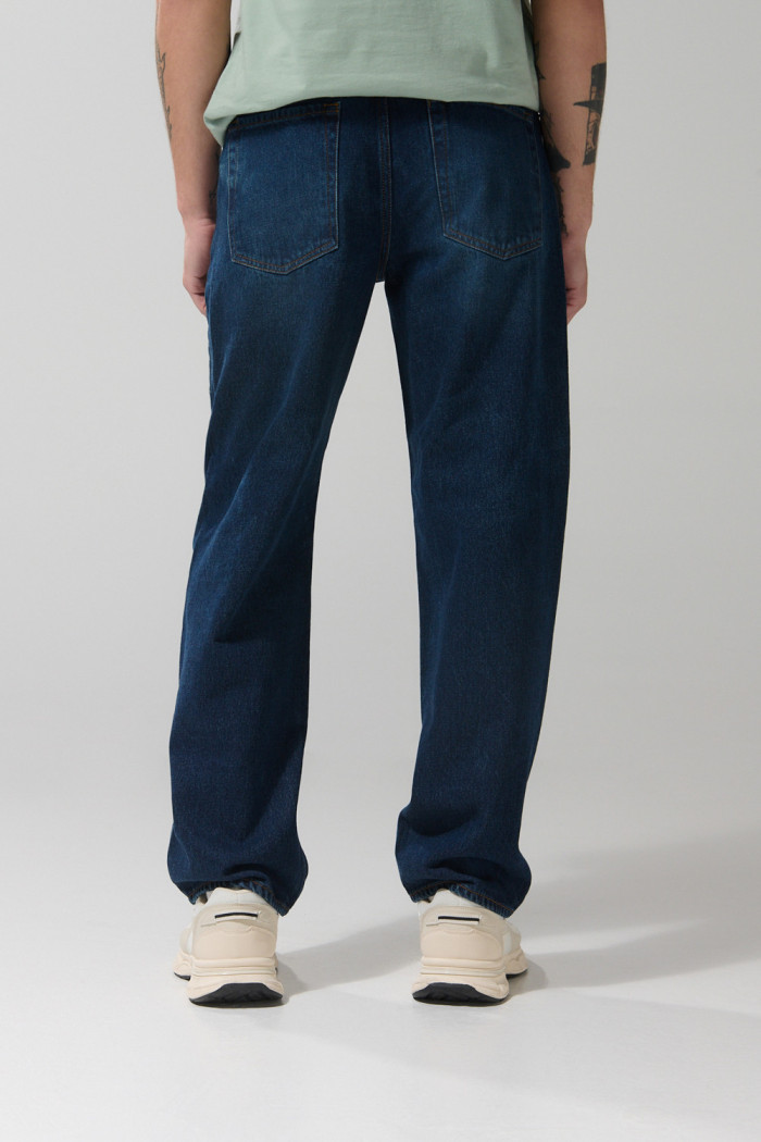 Jean azul oscuro baggy con bota ancha y tiro medio