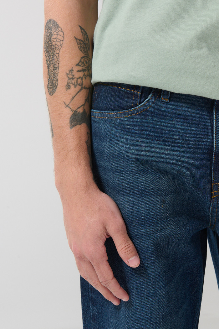 Jean azul oscuro baggy con bota ancha y tiro medio