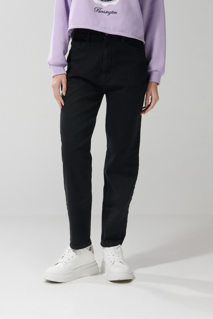 Jean mom bota recta negro con tiro súper alto