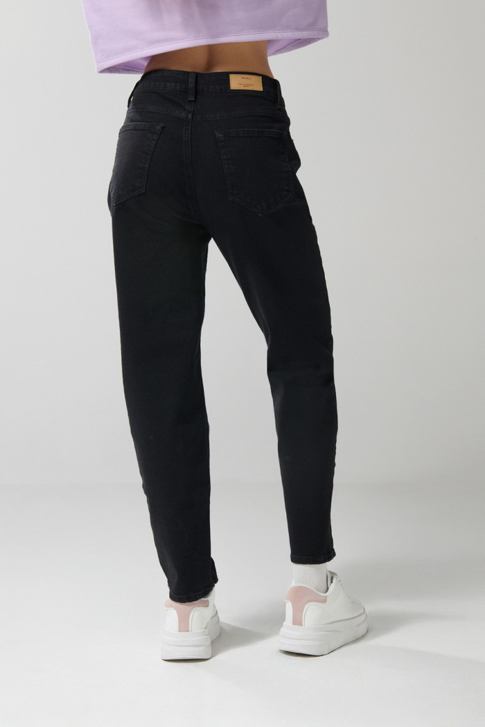 Jean mom bota recta negro con tiro súper alto