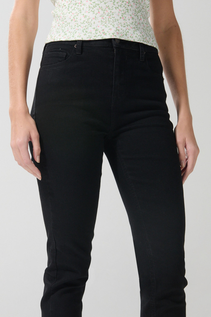 Jean jegging ajustado negro con bolsillos y tiro alto