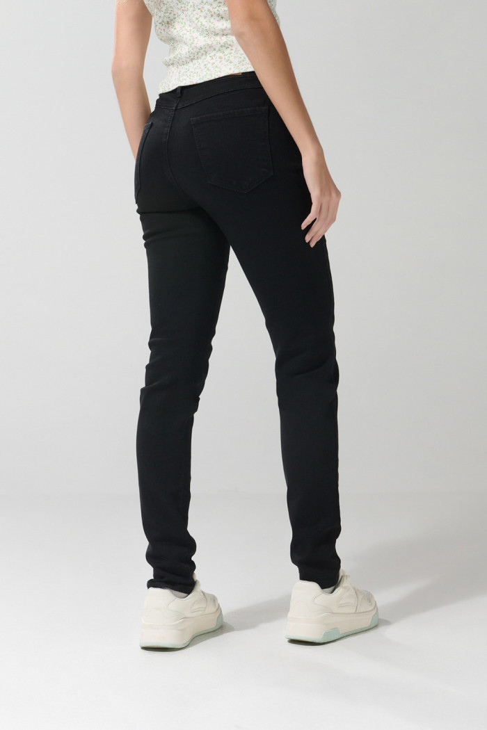 Jean jegging ajustado negro con bolsillos y tiro alto