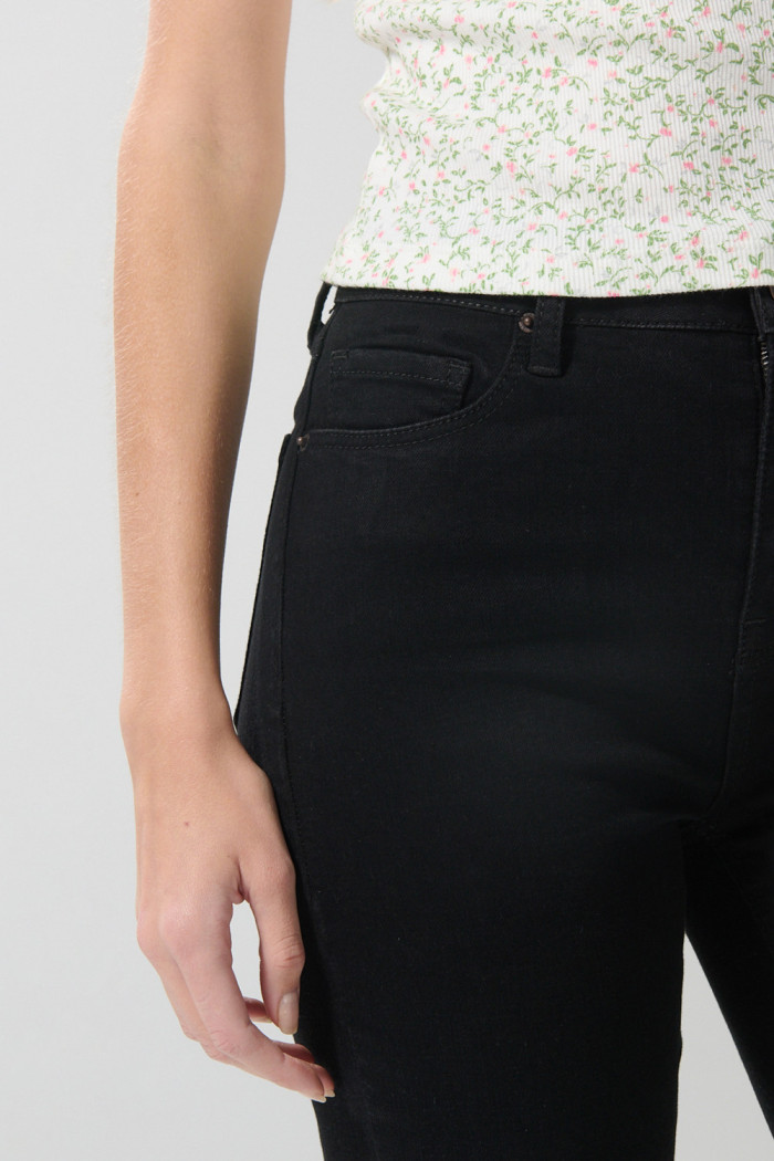 Jean jegging ajustado negro con bolsillos y tiro alto