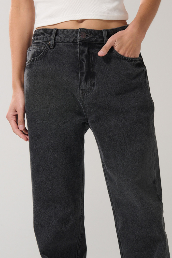 Jean gris oscuro tipo 90´S con tiro alto y bota recta