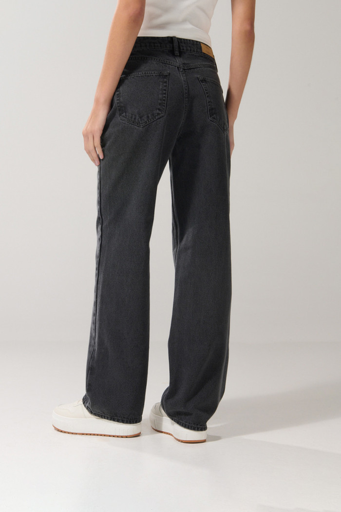 Jean gris oscuro tipo 90´S con tiro alto y bota recta