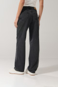 Jean gris oscuro tipo 90´S con tiro alto y bota recta