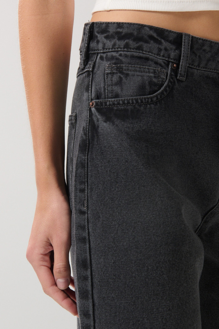 Jean gris oscuro tipo 90´S con tiro alto y bota recta