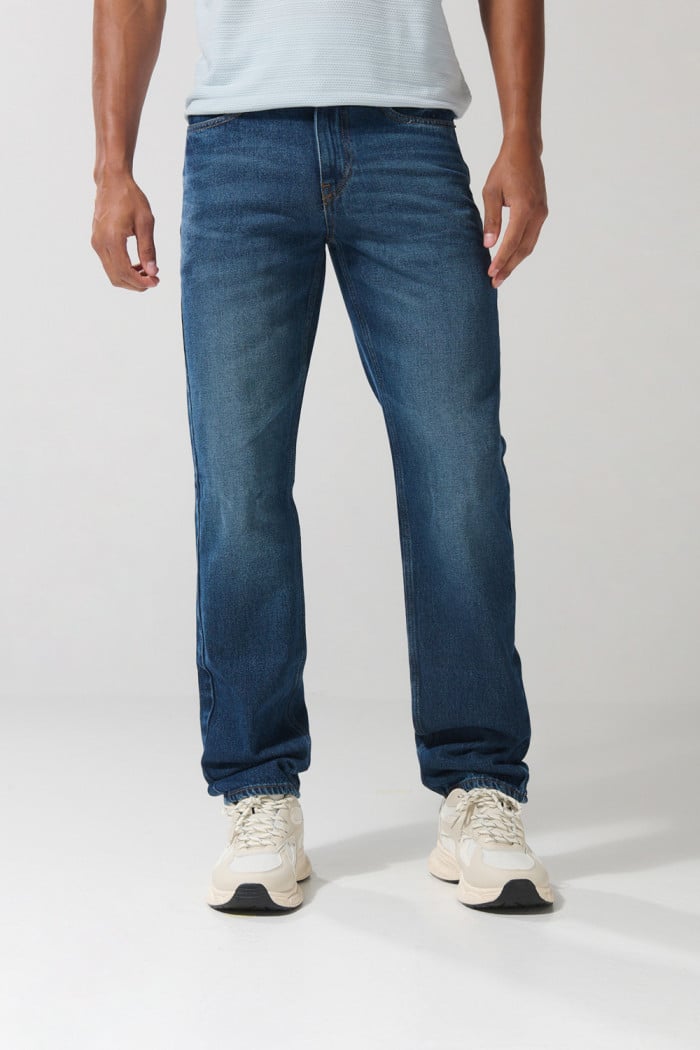 Jean tipo 90´S con tiro bajo azul oscuro y bota recta