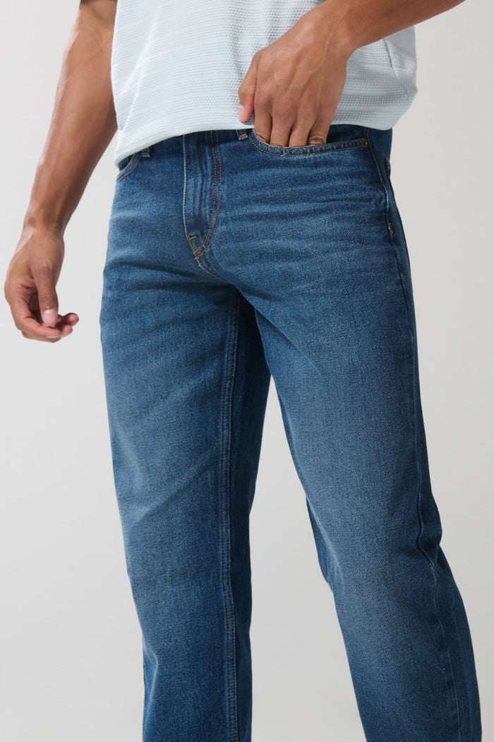 Jean tipo 90´S con tiro bajo azul oscuro y bota recta