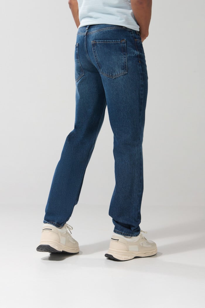 Jean tipo 90´S con tiro bajo azul oscuro y bota recta