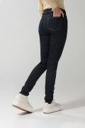 Jean azul intenso con efecto push up, tiro alto y realce