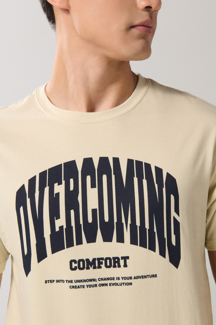 Camiseta kaki medio manga corta con arte college