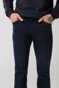 Jean azul intenso tipo slim con bolsillos y tiro bajo