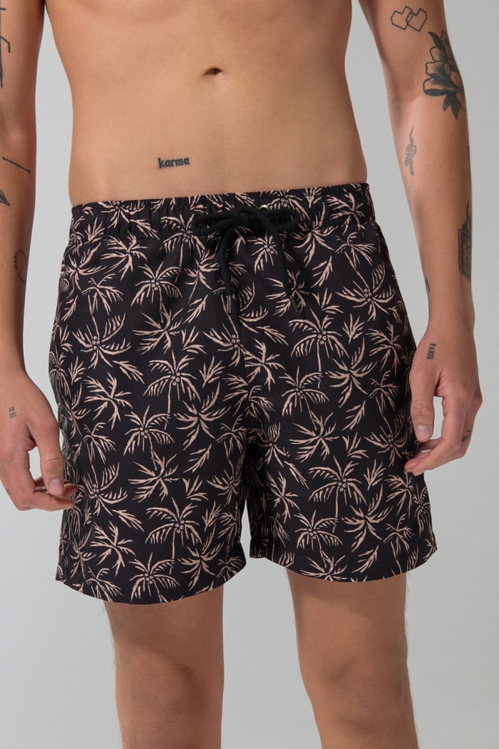 Bermuda playera negra con palmeras estampadas