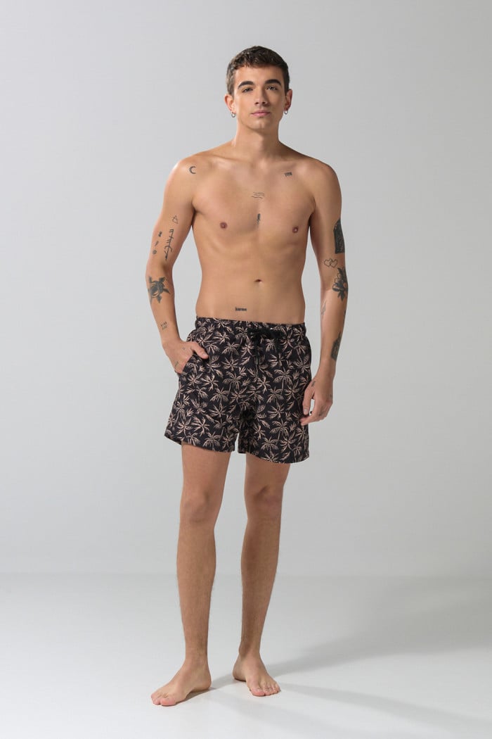 Bermuda playera negra con palmeras estampadas