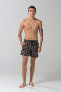 Bermuda playera negra con palmeras estampadas