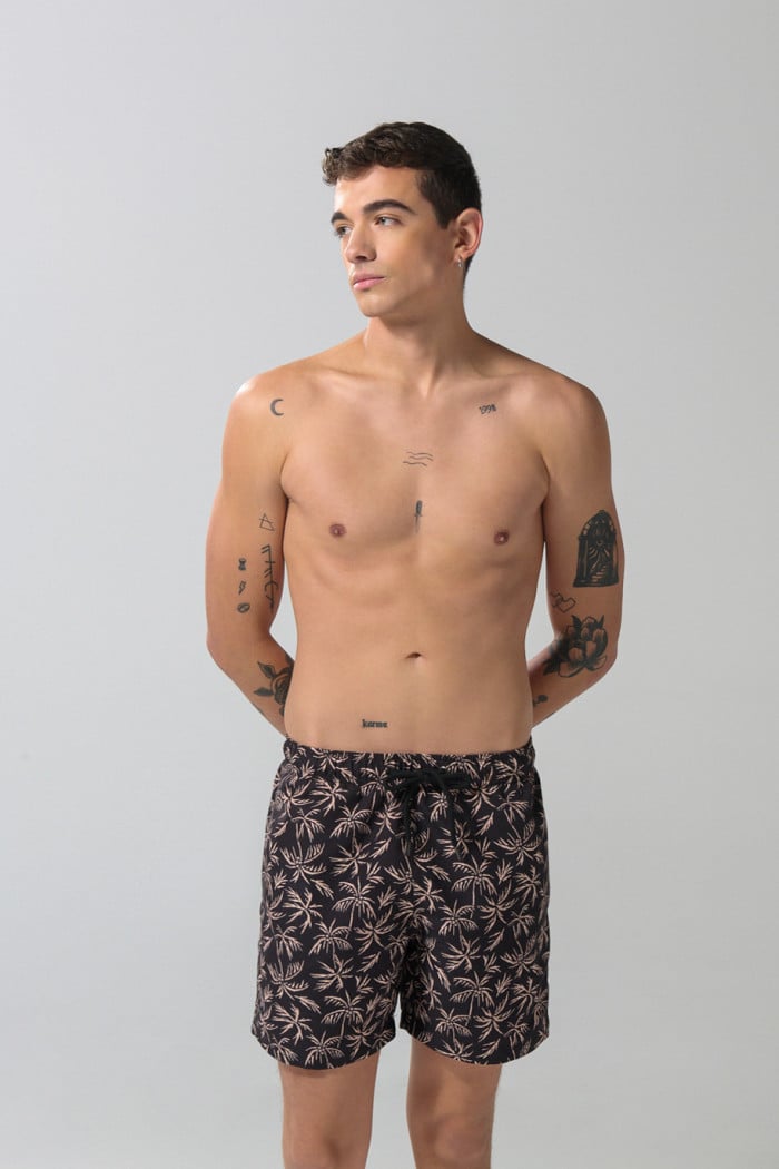 Bermuda playera negra con palmeras estampadas