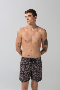 Bermuda playera negra con palmeras estampadas