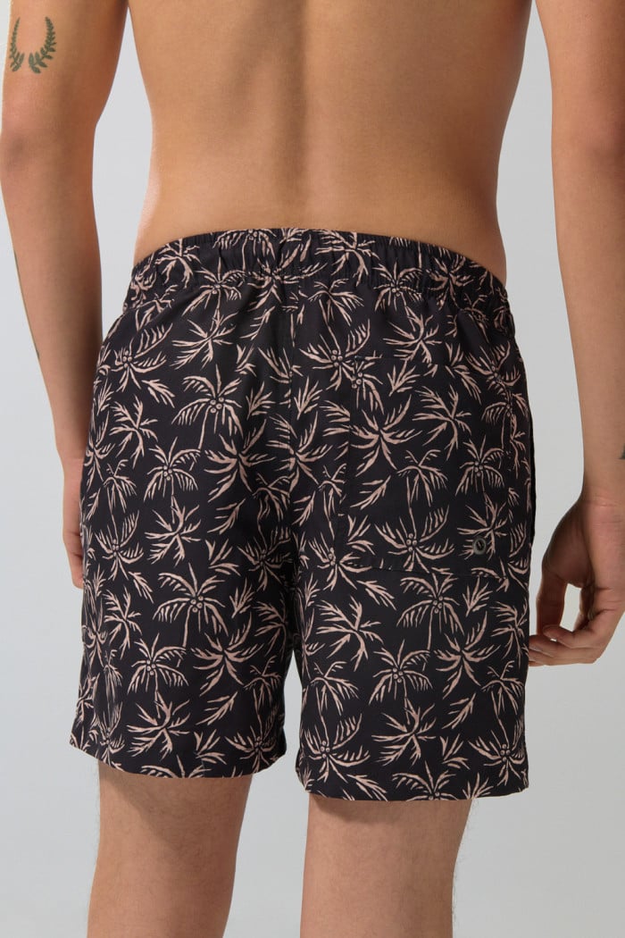 Bermuda playera negra con palmeras estampadas