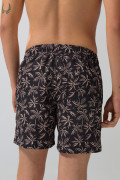 Bermuda playera negra con palmeras estampadas