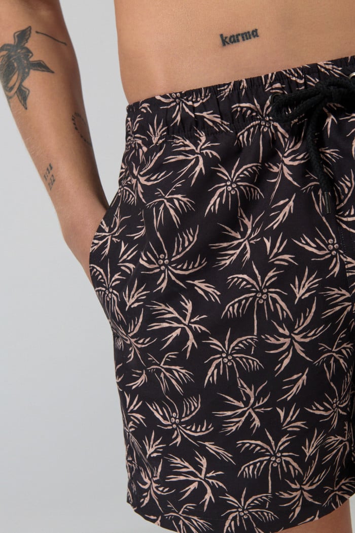 Bermuda playera negra con palmeras estampadas