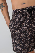 Bermuda playera negra con palmeras estampadas