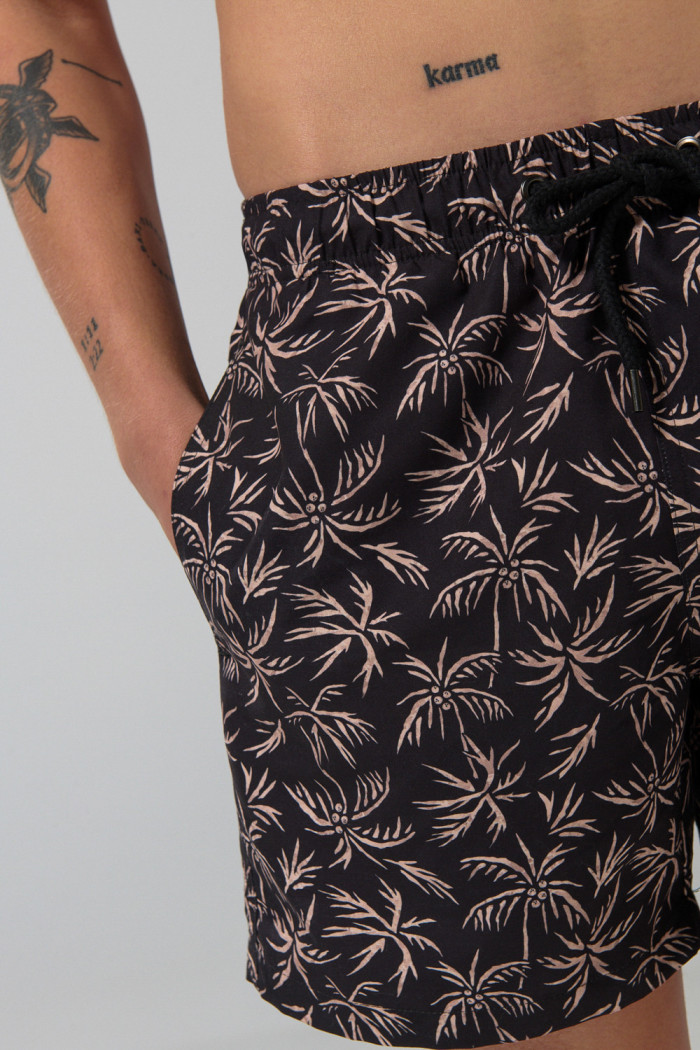 Bermuda playera negra con palmeras estampadas