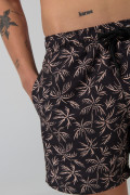 Bermuda playera negra con palmeras estampadas
