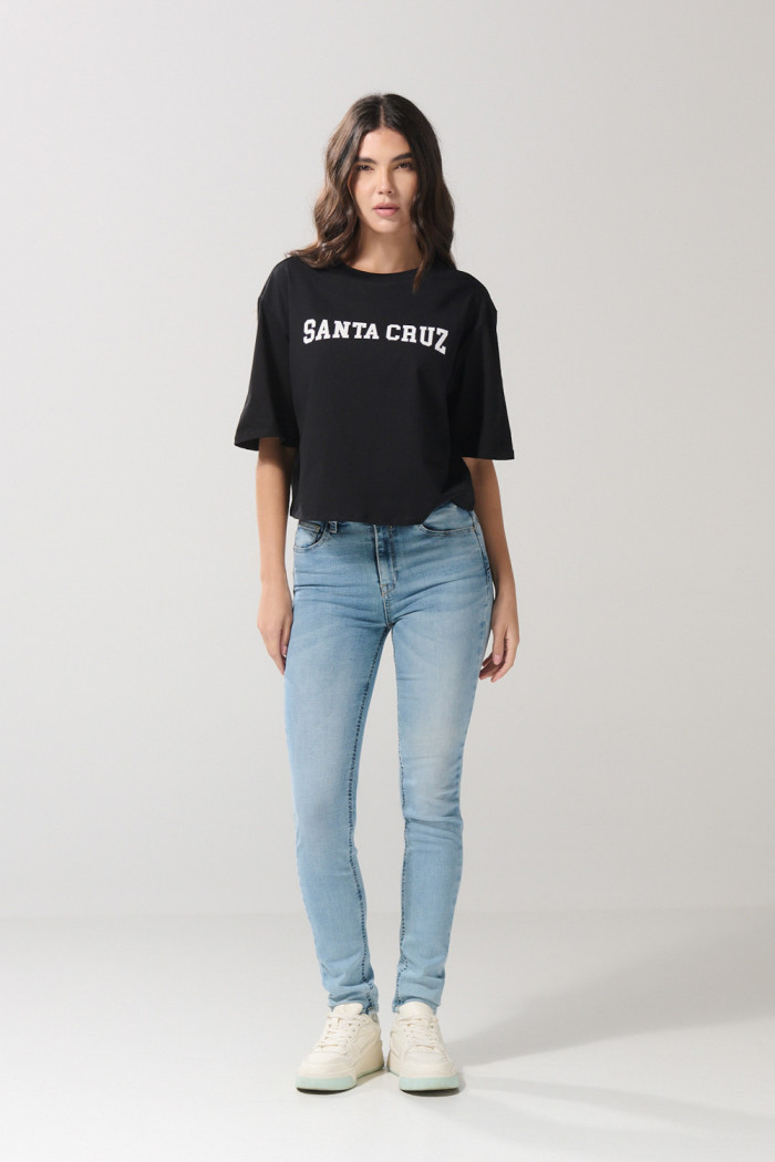 Camiseta crop top negra oversize con texto college blanco