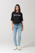 Camiseta crop top negra oversize con texto college blanco