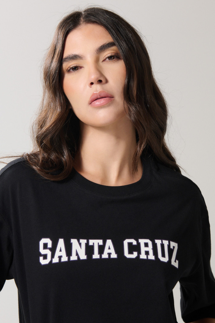 Camiseta crop top negra oversize con texto college blanco