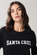 Camiseta crop top negra oversize con texto college blanco