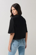 Camiseta crop top negra oversize con texto college blanco