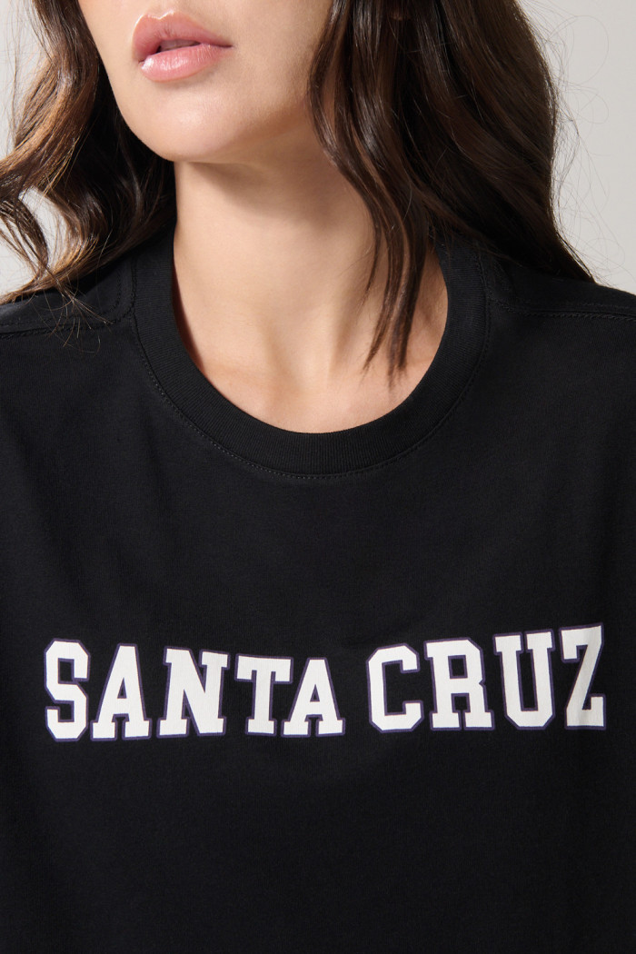 Camiseta crop top negra oversize con texto college blanco