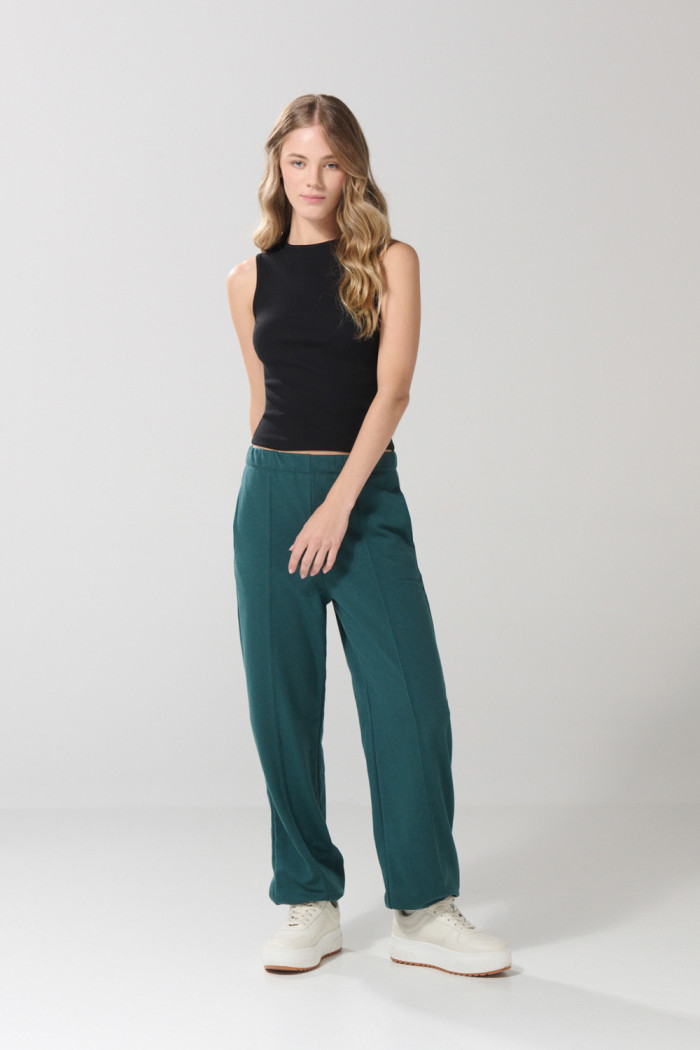 Pantalón jogger unicolor con costura decorativa en frente