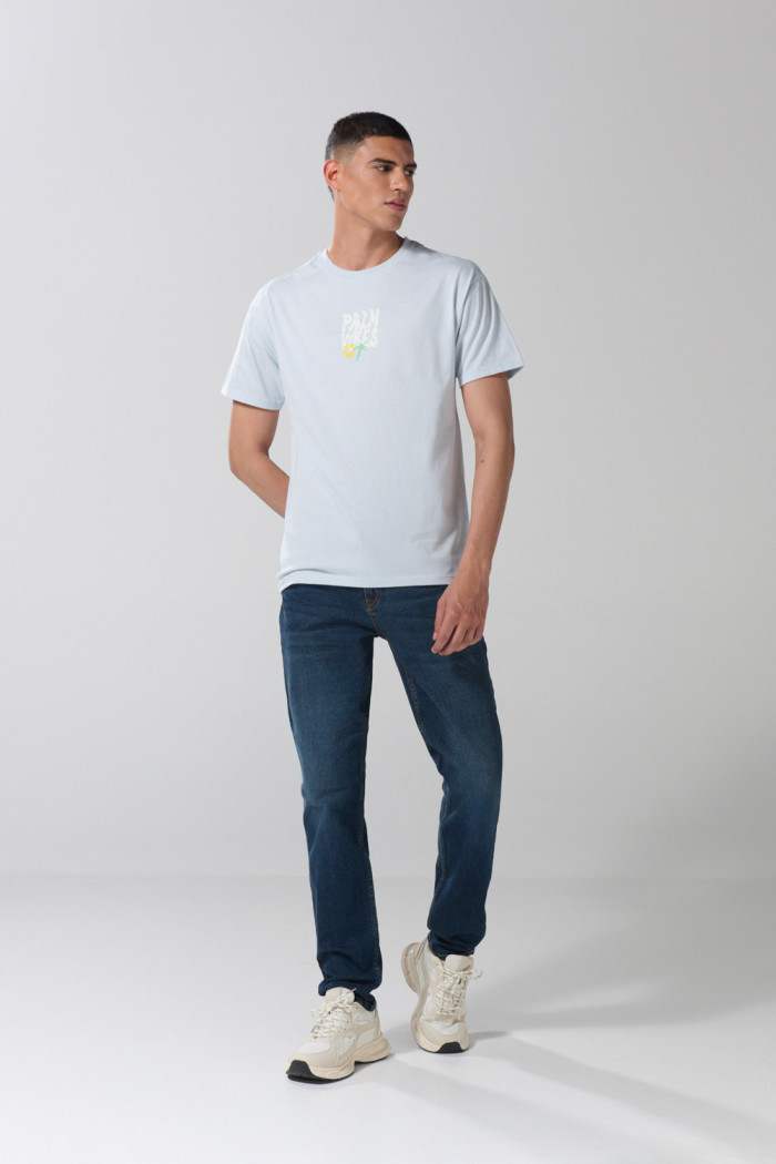 Camiseta cuello redondo unicolor con textos estampados