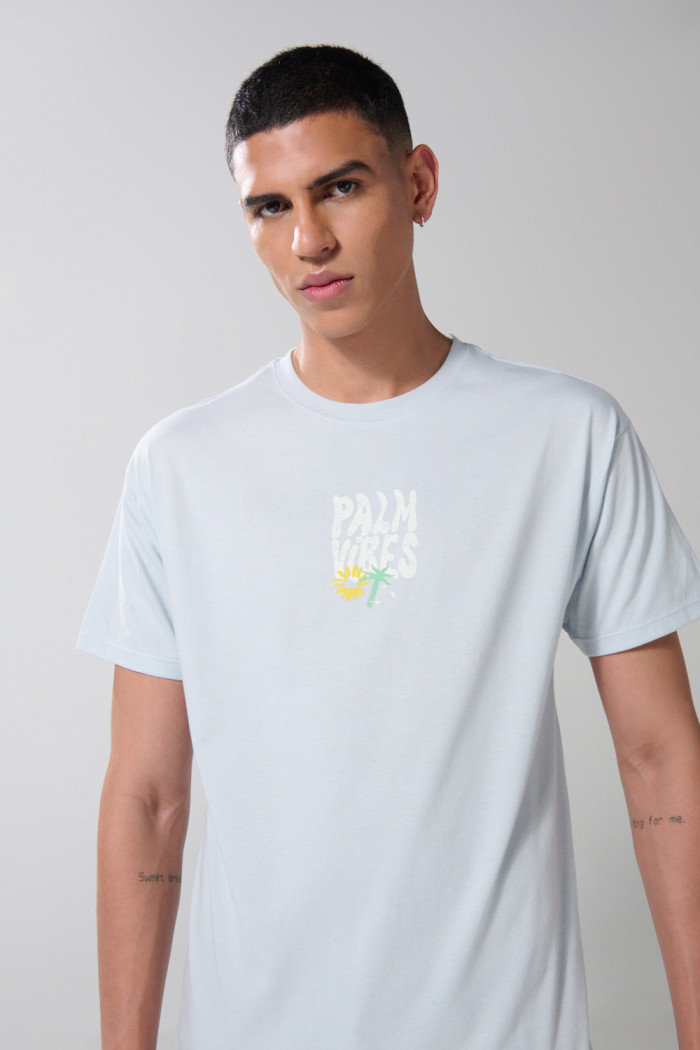 Camiseta cuello redondo unicolor con textos estampados