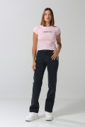 Camiseta rosada clara cuello redondo con texto college