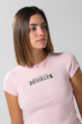 Camiseta rosada clara cuello redondo con texto college