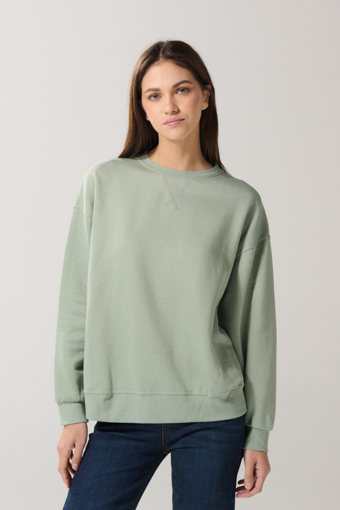Buzo oversize cuello redondo unicolor con costura decorativa