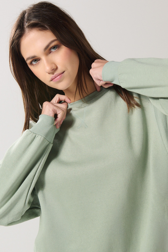 Buzo oversize cuello redondo unicolor con costura decorativa