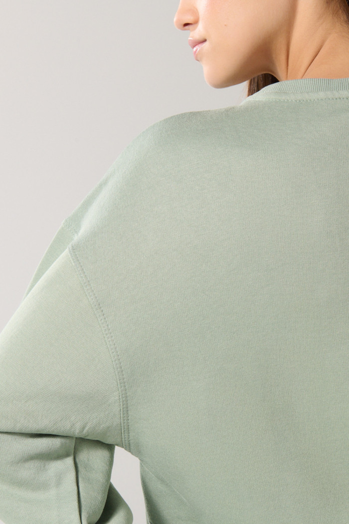 Buzo oversize cuello redondo unicolor con costura decorativa