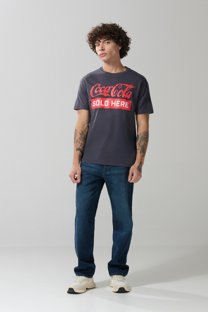 Camiseta gris intensa de Coca-Cola con manga corta