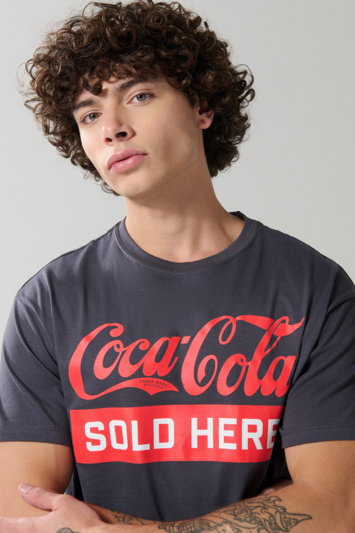 Camiseta gris intensa de Coca-Cola con manga corta